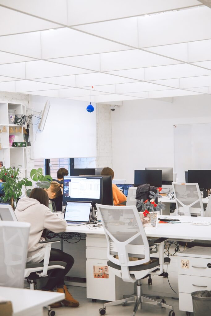 Ambiente de coworking com equipes de startups trabalhando em soluções inovadoras.