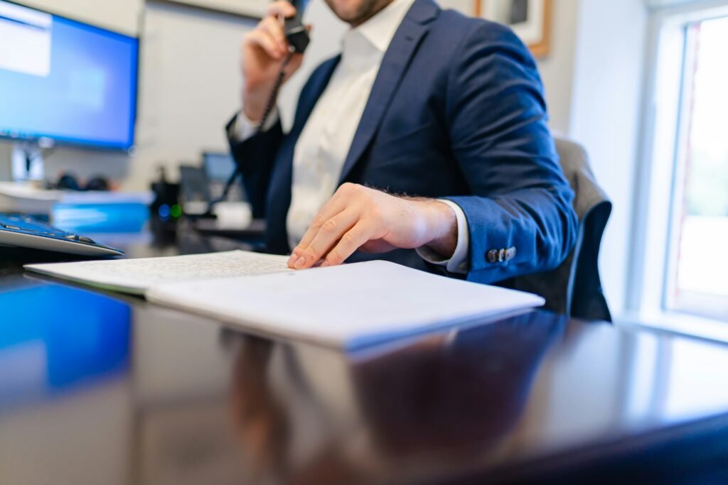 Advogado analisando documentos relacionados à proteção jurídica e registro de marca empresarial.