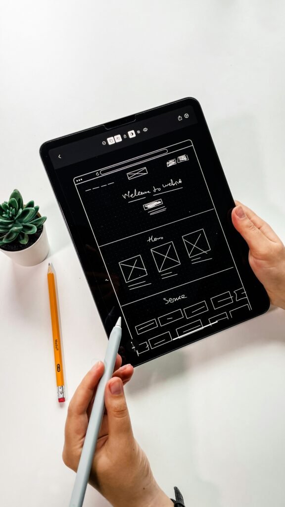 Equipe de startup planejando proteção de dados para aplicativo